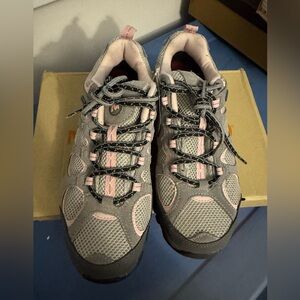 NWT Merrell Women's Gray and Pink Hilltop hiking Shoes